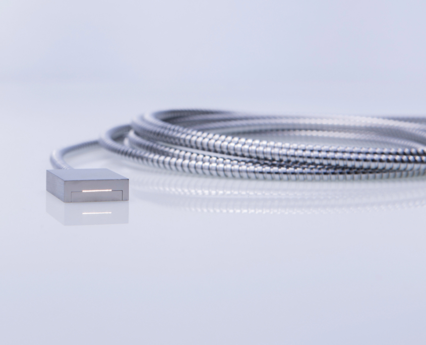 Custom multi-fiber assembly with linear fiber arrangement for spectroscopy applications